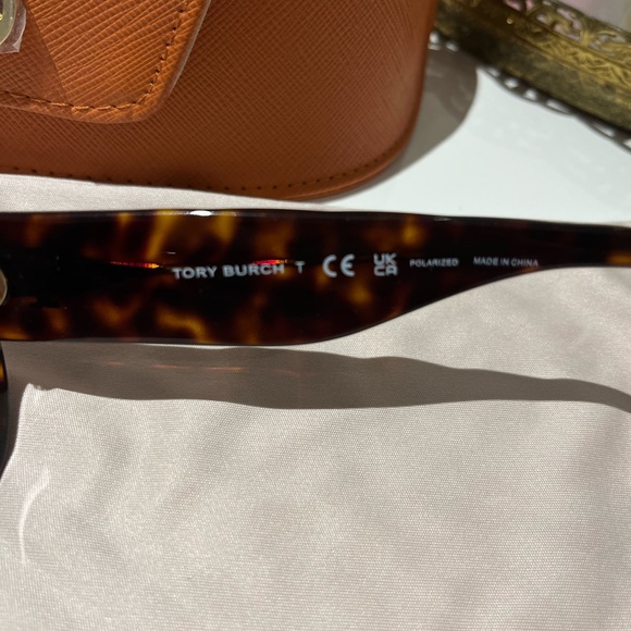 🤎Tory Burch Dark Tortoise Sunglasses🤎 - Picture 5 of 8